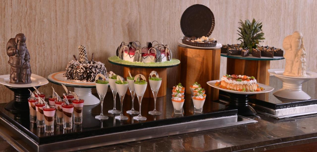 Holiday Inn Chandigarh Panchkula, An Ihg Hotel Exterior foto A dessert buffet