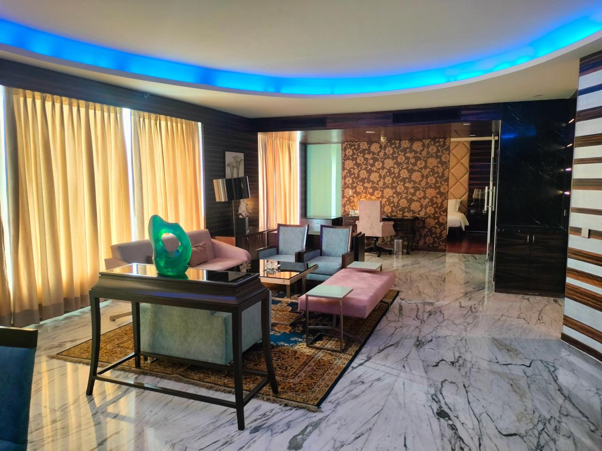 Holiday Inn Chandigarh Panchkula, An Ihg Hotel Exterior foto A living room in a luxury apartment