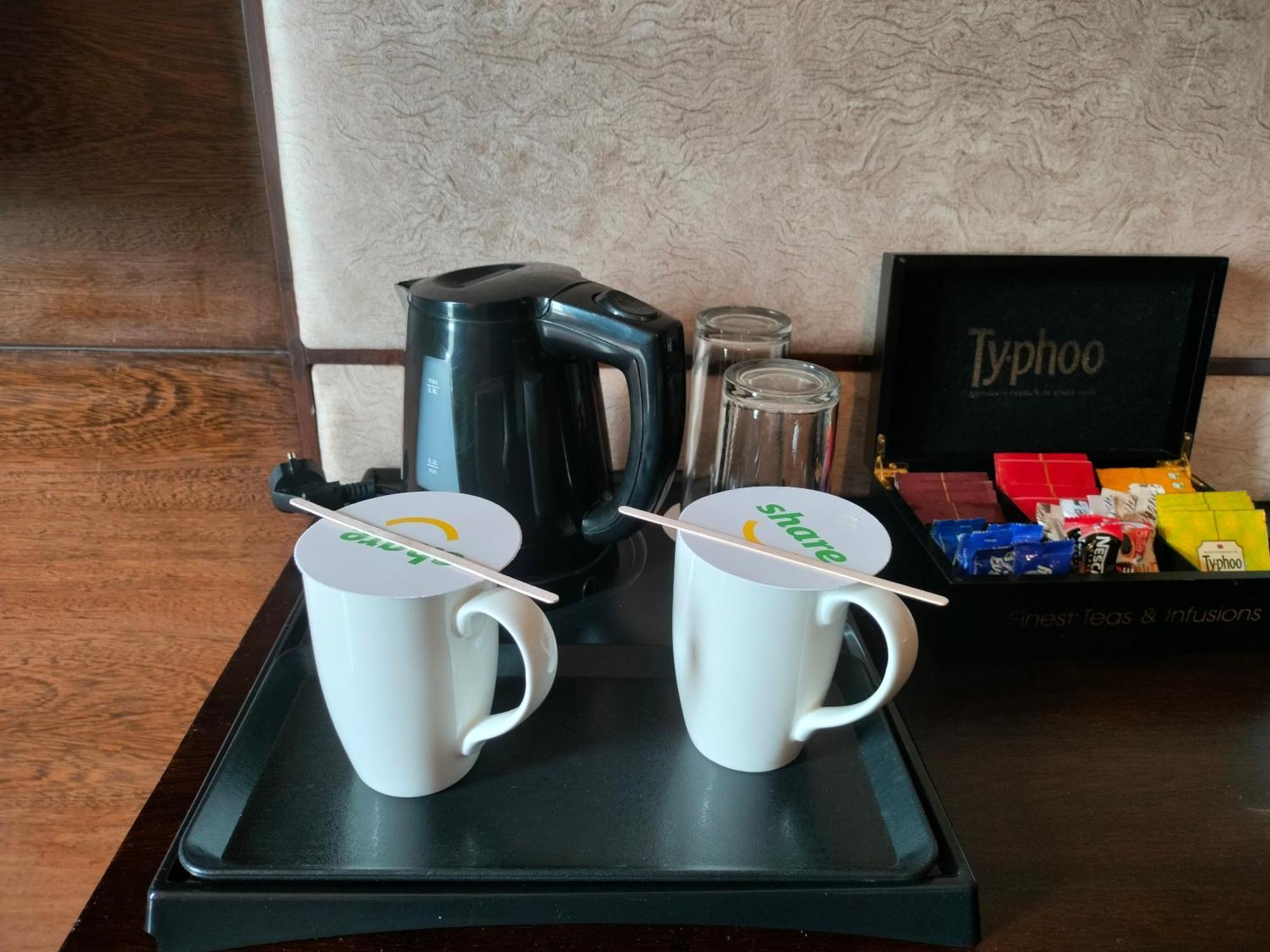 Holiday Inn Chandigarh Panchkula, An Ihg Hotel Exterior foto A kettle and two cups in a hotel room